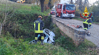 Jesi - Auto esce di strada vicino a un ponte, conducente trasportato in eliambulanza